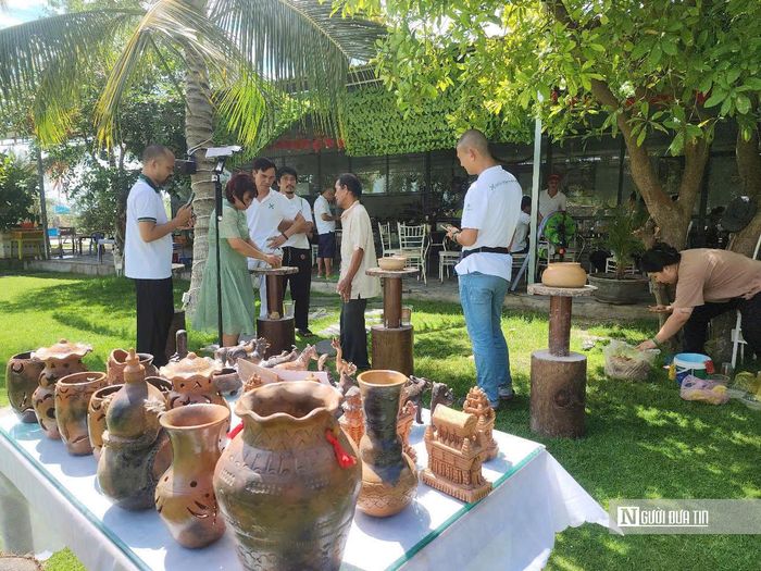 Nghề làm gốm của người Chăm được du khác rất thích thú.