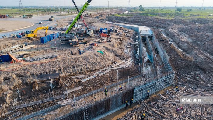 Bên cạnh đó, hệ thống cống thoát nước dọc trục đại lộ rộng 120m đang được công nhân khẩn trương thi công.
