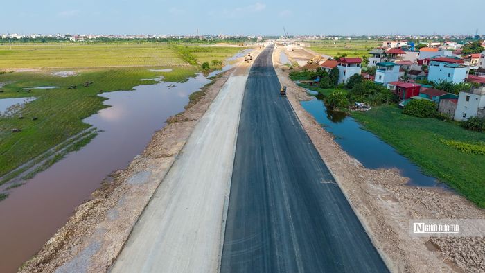 Nhiều đoạn trên tuyến đã hoàn thành san nền, lu lèn và bắt đầu thảm nhựa. Công trường duy trì thi công xuyên trưa để đảm bảo tiến độ các hạng mục chính.