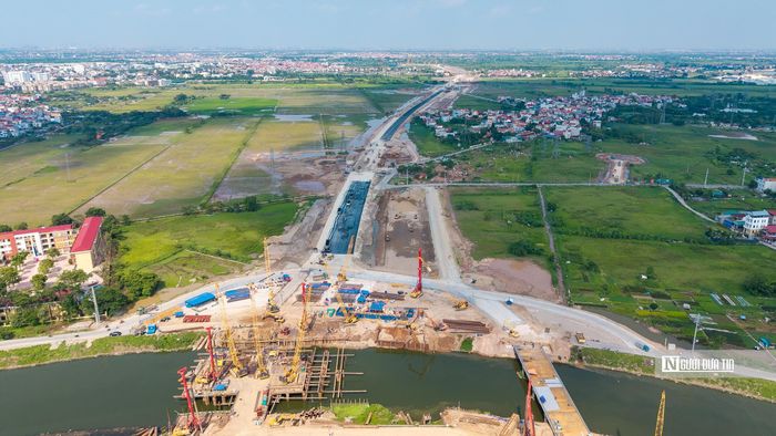 Trong ảnh là cây cầu bắc qua sông Nhuệ đang được gấp rút hoàn thiện.