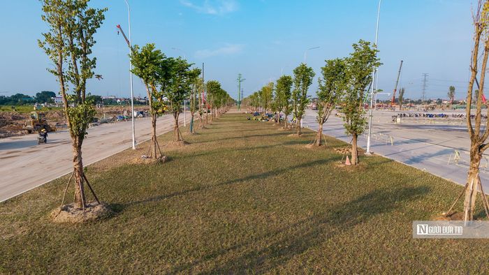 Hệ thống chiếu sáng, cây xanh trồng ở dải phân cách giữa đường...đang được hoàn thiện đồng bộ đoạn từ từ sân vận động VinFast - Trống Đồng đến quốc lộ 21C dài khoảng 2km.