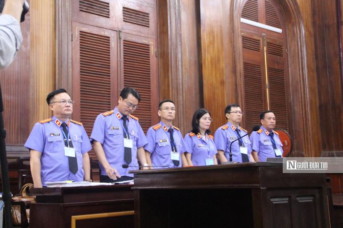 Đại diện VKSND Tp.HCM giữ quyền công tố và kiểm sát xét xử tại phiên tòa gồm 6 kiểm sát viên: ông Đinh Quốc Dũng, ông Nguyễn Đình Thi, ông Vũ Minh Hùng, ông Lưu Hoài Chính, ông Lê Nguyên Thạch và bà Nguyễn Thị Mai Hương.