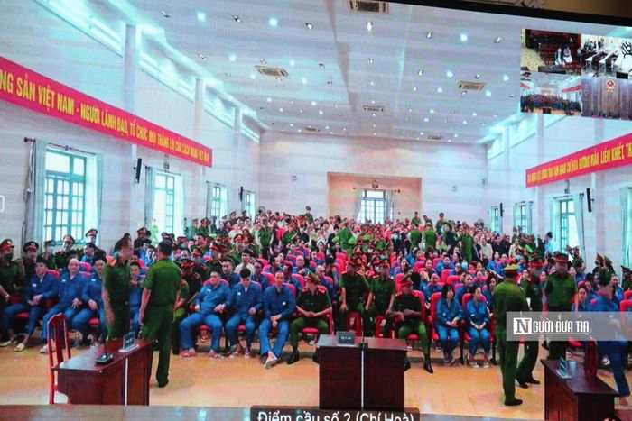Trong khi đó, các bị cáo đang bị tạm giam sẽ tham gia phiên tòa từ điểm cầu thành phần tại Trại tạm giam Chí Hòa (T30) - Công an Tp.HCM.