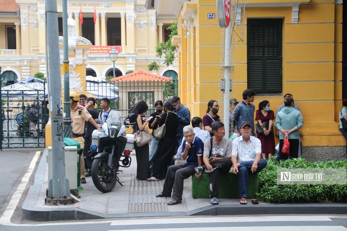 Rất đông người dân và thân nhân của các bị cáo tập trung trước cổng tòa. Tuy nhiên, họ không thể vào tham dự phiên tòa do không phải là người có liên quan.