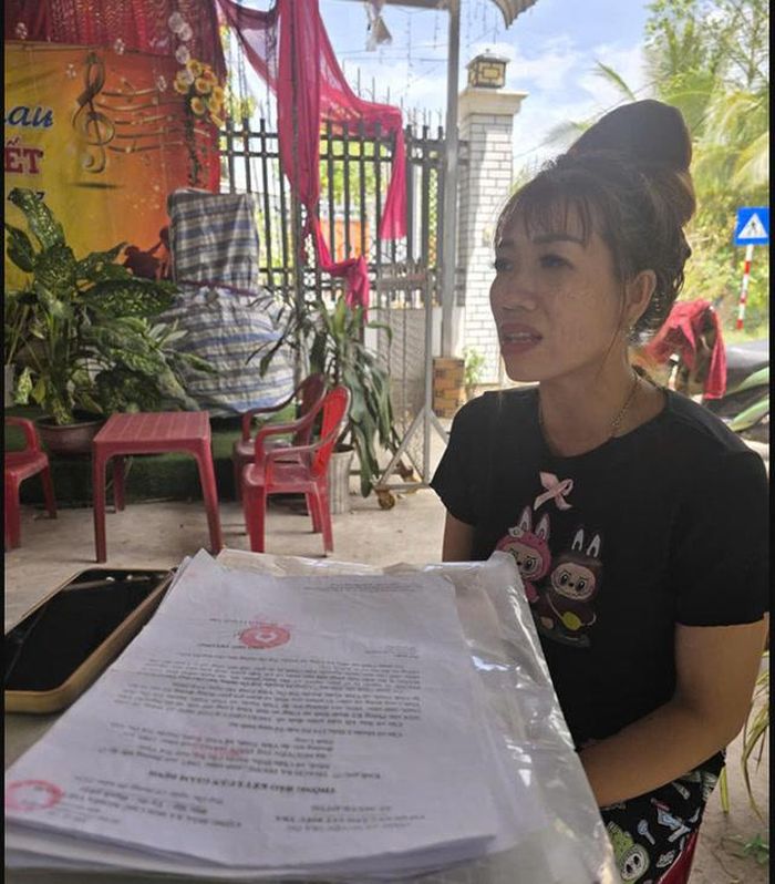 Chị Hằng nhận được thông báo đã khởi tố bị can đối với tài xế xe tải trong vụ tai nạn giao thông. Ảnh: Đàm Đệ/Vietnamnet