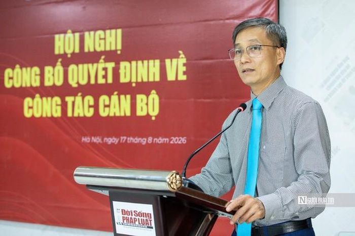 Ông Nguyễn Khánh Ngọc - Bí thư Đảng uỷ, Chủ tịch Hội Luật gia Việt Nam phát biểu giao nhiệm vụ cho tân Phó Tổng Biên tập Hà Công Luân.