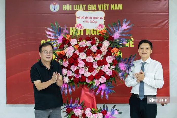Ông Nguyễn Tiến Thanh – Nguyên Tổng Biên tập Tạp chí Đời sống và Pháp luật, Chủ tịch Hội đồng thành viên, Tổng Giám đốc Nhà xuất bản Giáo dục Việt Nam tặng hoa chúc mừng tân Phó Tổng Biên tập Hà Công Luân.