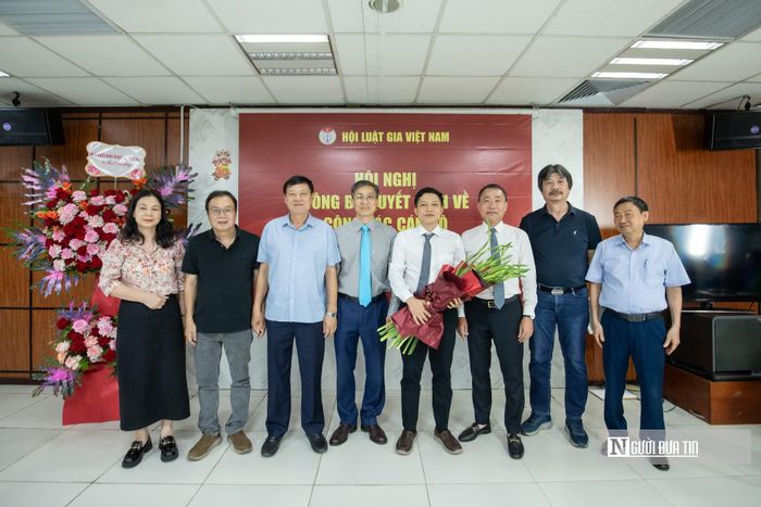 Lãnh đạo Hội Luật gia Việt Nam cùng Ban Biên tập Tạp chí Đời sống và Pháp luật tặng hoa chúc mừng tân Phó Tổng Biên tập Hà Công Luân.