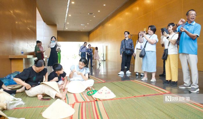 Các đơn vị lữ hành quốc tế, du khách trải nghiệm làm nón ngựa Phú Gia trong đợt khảo sát của sự kiện Ngày lữ hành Việt Nam lần thứ 2. Ảnh: Kiều Kiều