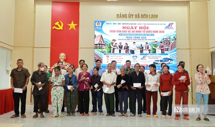 Trao 20 suất quà cho 20 hộ dân có hoàn cảnh khó khăn trên địa bàn, mỗi phần quà trị giá 1 triệu đồng.
