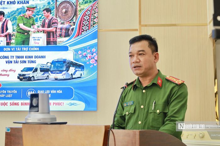 Thượng tá Đinh Văn Pha, Trưởng Công an xã Sơn Linh.