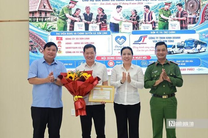 Lãnh đạo UBND xã Sơn Linh trao hoa và Giấy khen cho Công ty TNHH Kinh doanh Vận tải Sơn Tùng.