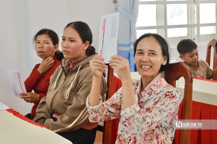 Bà Thạch (bìa trái) bày tỏ sự vui mừng khi được sự quan tâm của chính quyền địa phương cùng doanh nghiệp.