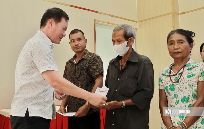Ông Trần Sơn Tùng, Giám đốc Công ty TNHH Kinh doanh Vận tải Sơn Tùng trao quà và động viên các hộ gia đình có hoàn cảnh khó khăn.