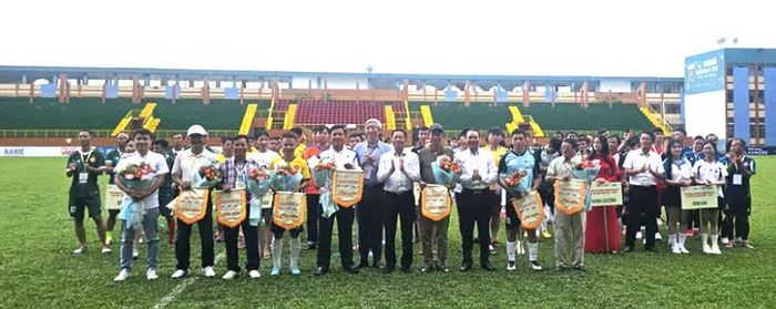 Ban tổ chức tặng hoa và trao cờ lưu niệm cho các đơn vị tham gia giải.