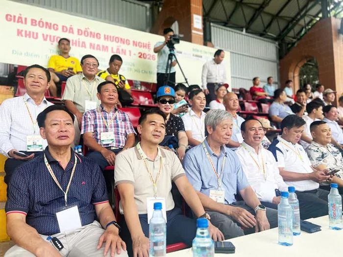 Ban tổ chức theo dõi trận đấu diễn ra ngay sau lễ khai mạc.