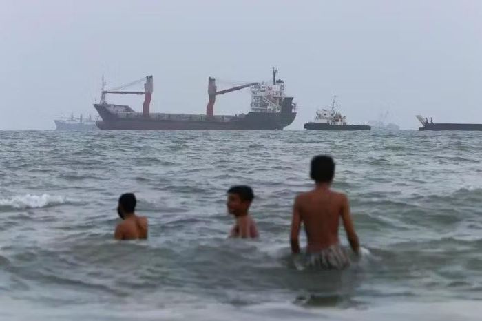 Trẻ em bơi lội trong khi các tàu neo đậu ở eo biển Hormuz vào ngày 10/8, ngoài khơi bờ biển Bandar Abbas, Iran. Ảnh: Getty.