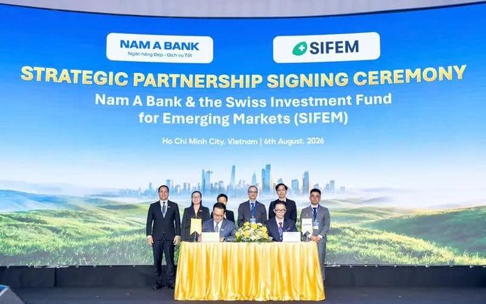  Nam A Bank ký kết thỏa thuận tín dụng xanh quốc tế với SIFEM AG với sự chứng kiến của ông Werner Bardill, Tổng Lãnh sự Thụy Sĩ tại TPHCM. 