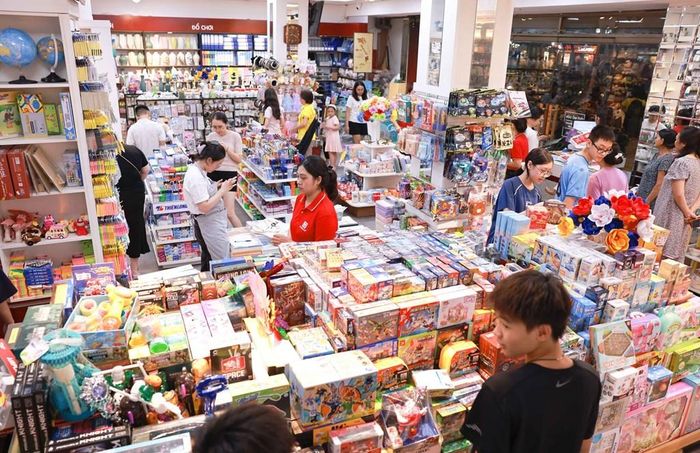Học sinh tìm kiếm, tham khảo sách giáo khoa trong các cửa hàng thuộc hệ thống nhà sách của Nhà xuất bản Giáo dục Việt Nam. Ảnh: Thanh Tùng - TTXVN