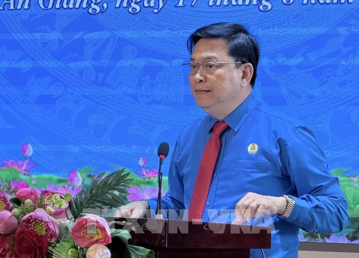 Ông Đỗ Trần Thịnh, Chủ tịch Liên đoàn Lao động tỉnh An Giang, phát biểu tại Hội nghị. Ảnh: Thanh Sang - TTXVN
