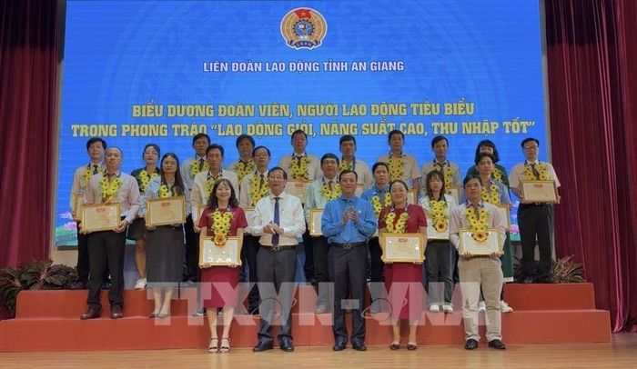 Lãnh đạo Liên đoàn Lao động tỉnh An Giang tuyên dương các đoàn viên tiêu biểu. Ảnh: Thanh Sang - TTXVN