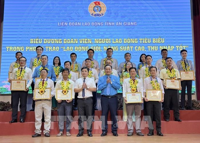 Lãnh đạo Liên đoàn Lao động tỉnh An Giang tuyên dương các đoàn viên tiêu biểu. Ảnh: Thanh Sang - TTXVN
