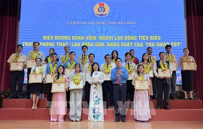 Lãnh đạo Liên đoàn Lao động tỉnh An Giang tuyên dương các đoàn viên tiêu biểu. Ảnh: Thanh Sang - TTXVN