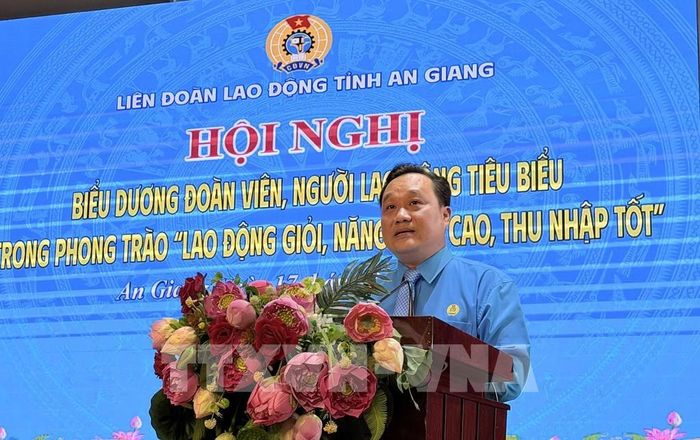 Ông Phạm Văn Đằng, Phó Chủ tịch Liên đoàn Lao động tỉnh An Giang, phát biểu tại Hội nghị. Ảnh: Thanh Sang - TTXVN