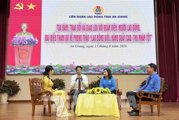 Giao lưu với đoàn viên, người lao động có thành tích xuất sắc trong phong trào “Lao động giỏi, năng suất cao, thu nhập tốt”. Ảnh: Thanh Sang - TTXVN