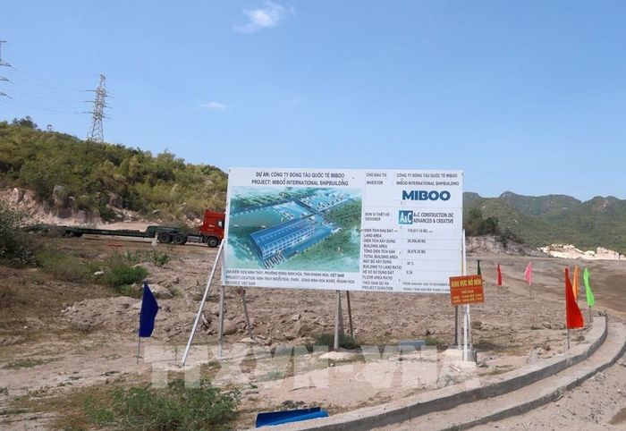 Diện tích đất 12,7 ha tại Khu công nghiệp Ninh Thủy (Khu kinh tế Vân Phong) thực hiện dự án Nhà máy gia công khối kiện (Block) đóng mới tàu thủy của Công ty Miboo Heavy Industries (Hàn Quốc). Ảnh: Xuân Triệu - TTXVN