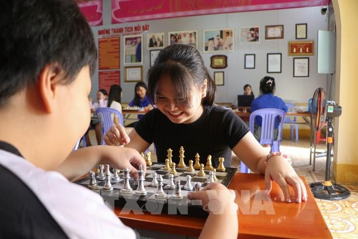 Thiếu nhi hào hứng tham gia chơi cờ vua tại Bảo tàng Đồng Tháp (cơ sở 2) trong những ngày hè. Ảnh: Hồng Thái - TTXVN