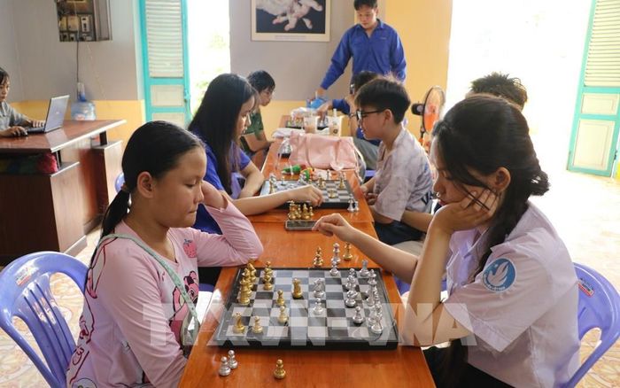 Thiếu nhi tham gia chơi cờ vua tại Bảo tàng Đồng Tháp (cơ sở 2) trong những ngày hè. Ảnh: Hồng Thái - TTXVN
