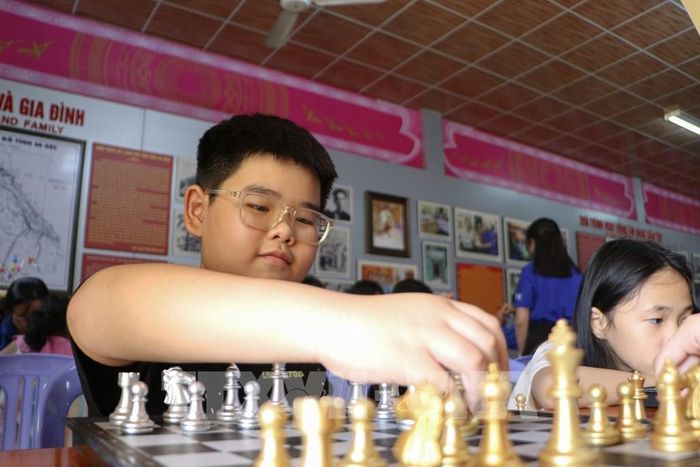 Thiếu nhi hào hứng tham gia chơi cờ vua tại Bảo tàng Đồng Tháp (cơ sở 2) trong những ngày hè. Ảnh: Hồng Thái - TTXVN