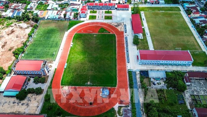 Sân tập bóng đá tại cơ sở 2 có đường chạy nhựa tổng hợp 400 m, phục vụ công tác huấn luyện, tập luyện. Ảnh: Giang Phương - TTXVN