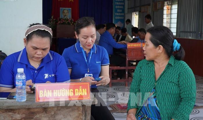 Ngành chức năng tỉnh Cà Mau hướng dẫn người dân nộp hồ sơ trực tuyến. Ảnh: Tuấn Phi - TTXVN