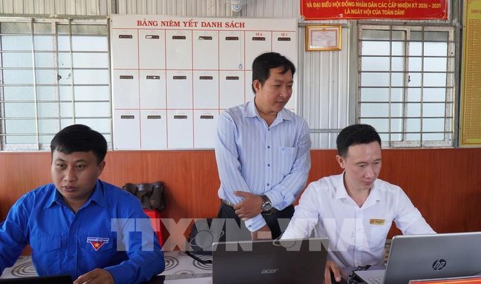 Chính quyền địa phương các xã, phường Cà Mau đẩy nhanh thực hiện nâng cao tỷ lệ chứng thực điện tử và xử lý hồ sơ trực tuyến. Ảnh: Tuấn Phi - TTXVN