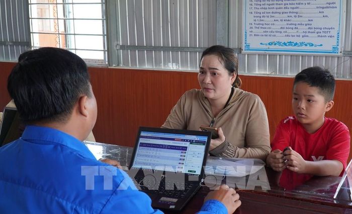Người dân xã Trần Phán tỉnh Cà Mau được hướng dẫn thực hiện thủ tục hành chính. Ảnh: Tuấn Phi - TTXVN