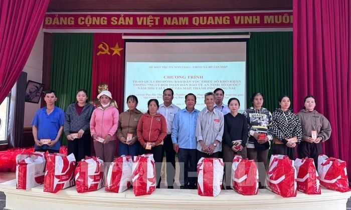 Trao quà cho các hộ có hoàn cảnh khó khăn trên địa bàn. Ảnh: K GỬIH - TTXVN