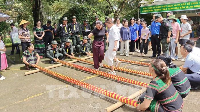 Người dân tham gia các hoạt động văn hóa, thể thao. Ảnh: K GỬIH - TTXVN