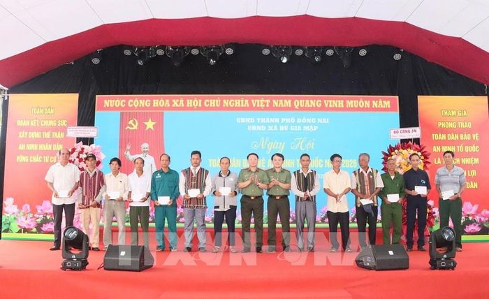 Tuyên dương gương điển hình trong phong trào toàn dân bảo vệ an ninh Tổ quốc. Ảnh: K GỬIH - TTXVN