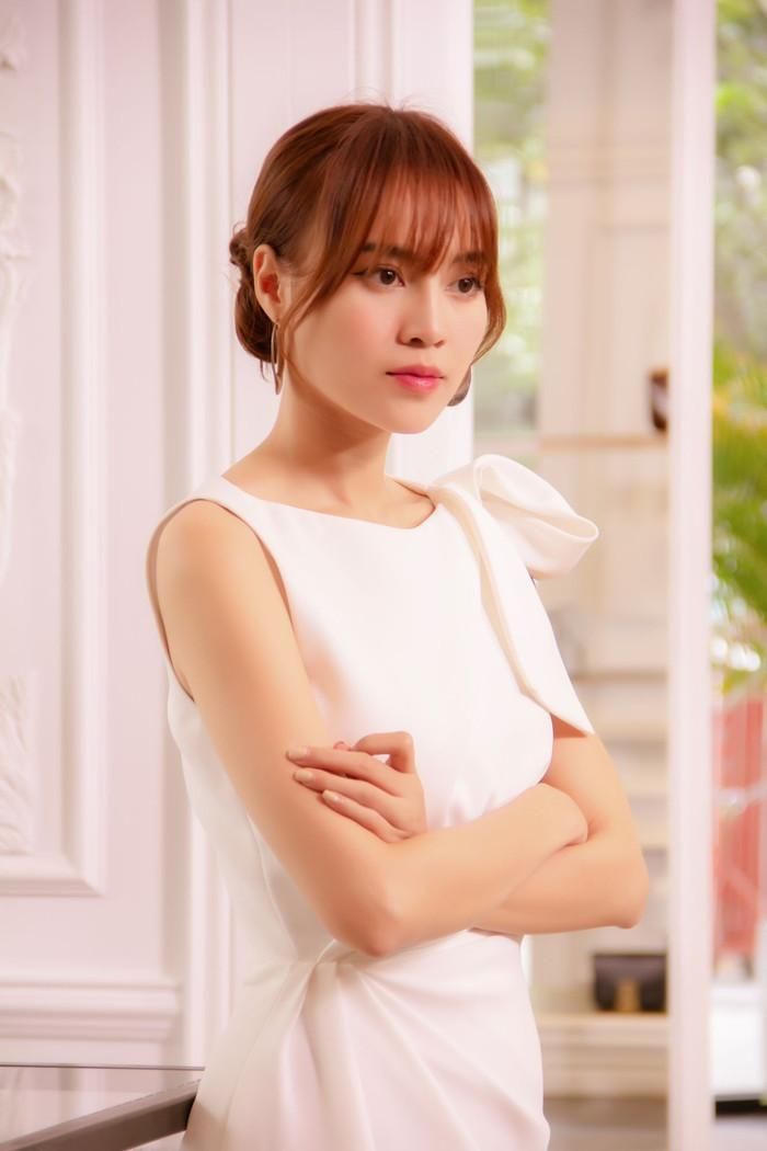 Ms. Q có lẽ là một trong những nhân vật mang tính thương hiệu nhất của Ninh Dương Lan Ngọc. Trong Gái già lắm chiêu 2 và Gái già lắm chiêu 3, cô hóa thân thành một nữ MC nổi tiếng, xinh đẹp, sắc sảo, giàu có nhưng cũng có những góc yếu đuối trong chuyện tình cảm. Lan Ngọc phát huy tốt lợi thế về ngoại hình, biểu cảm và khả năng tạo tiếng cười. Đặc biệt, ở Gái già lắm chiêu 3, Ms. Q được xây dựng nhiều lớp hơn, giúp nữ diễn viên thể hiện cả sự mạnh mẽ lẫn tổn thương của nhân vật. Phần ba của thương hiệu đạt khoảng 165 tỷ đồng, tiếp tục củng cố vị trí của Lan Ngọc trong dòng phim thương mại.