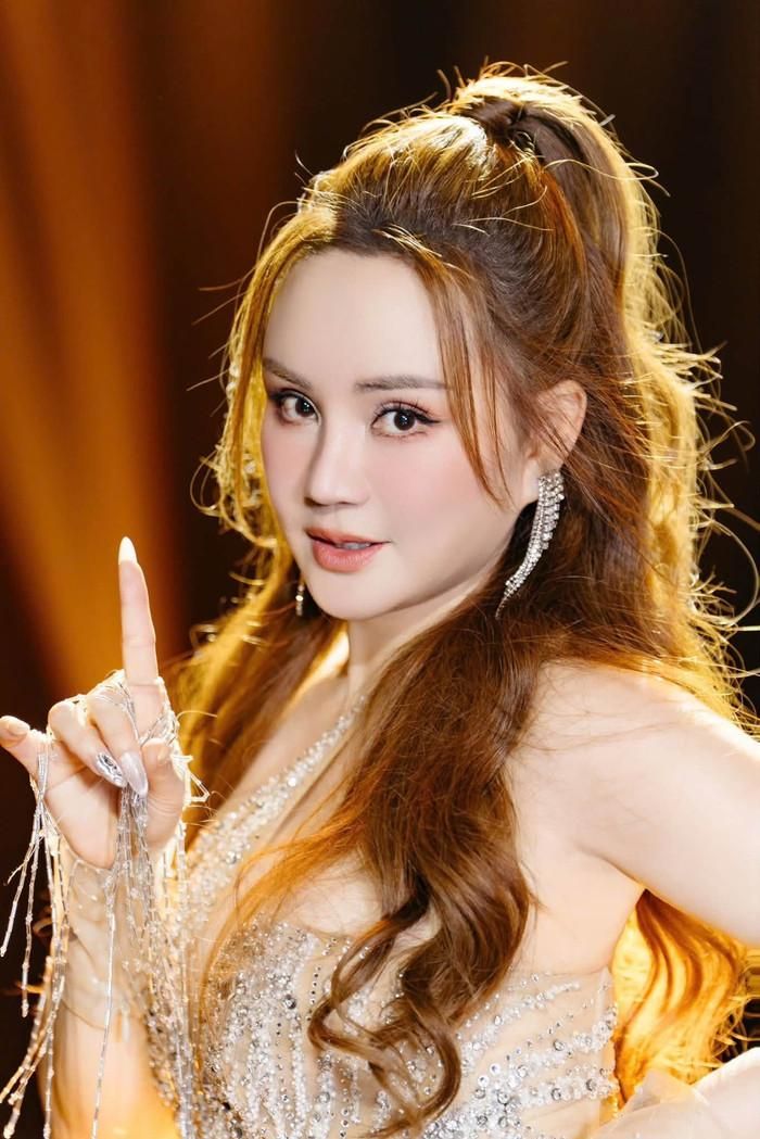 Vy Oanh không chỉ gợi lại loạt ca khúc từng làm nên tên tuổi mà còn mở ra kỳ vọng về những sản phẩm mới trong thời gian tới. (Ảnh: FBNV)