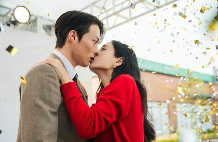 Go Da Rim (Ahn Eun Jin) nói dối rằng mình đã kết hôn và có con để được nhận vào một công ty bán đồ dùng trẻ em. Tại đây, cô gặp Gong Ji Hyeok (Jang Ki Yong), trưởng nhóm lạnh lùng và tài giỏi. Một nụ hôn bất ngờ khiến mối quan hệ giữa hai người trở nên phức tạp. Khi lời nói dối ngày càng khó che giấu, tình cảm thật cũng dần xuất hiện, tạo nên câu chuyện tình công sở đầy những tình huống dở khóc dở cười.