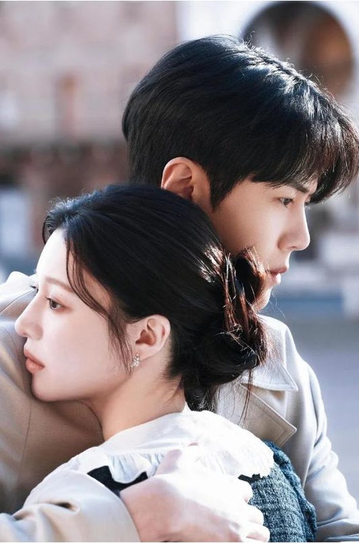 Joo Ho Jin (Kim Seon Ho) là phiên dịch viên tài giỏi, thông thạo nhiều ngôn ngữ nhưng vụng về trong chuyện tình cảm. Anh gặp nữ diễn viên nổi tiếng Cha Moo Hee (Go Youn Jung) và trở thành phiên dịch viên đồng hành cùng cô trong các chuyến đi. Khi khoảng cách giữa hai người dần được thu hẹp, Ho Jin nhận ra mình đã dành tình cảm đặc biệt cho Moo Hee. Phim được quay tại nhiều quốc gia.