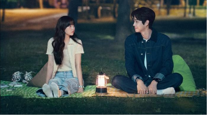 Go Gyeom (Choi Woo Shik) là chàng trai yêu điện ảnh và làm diễn viên quần chúng. Anh gặp Kim Mu Bee (Park Bo Young), một trợ lý đạo diễn luôn muốn trở thành nhà làm phim. Hai người dần yêu nhau nhưng rồi Gyeom bất ngờ biến mất, để lại mối tình dang dở. Nhiều năm sau, họ gặp lại khi cả hai đã trưởng thành và có vị trí riêng trong ngành điện ảnh, buộc phải đối diện với những tổn thương cũ.