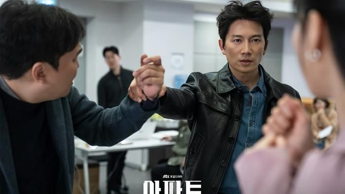 Phi Vụ Chung Cư là bộ phim hài hước pha màu sắc tội phạm với sự tham gia của Ji Sung và Ha Yoon-kyung, kể về Park Hae-gang, một cựu trùm xã hội đen cần 10 tỷ won để giúp người từng cứu mình nên lên kế hoạch thâm nhập khu chung cư cao cấp nhằm lấy khoản quỹ dự phòng lớn của cư dân. Để che giấu thân phận, anh thậm chí thuê nữ luật sư tập sự Kang Ha-ri đóng giả làm vợ. Tuy nhiên, kế hoạch dần thay đổi khi Hae-gang phát hiện những đường dây tham nhũng phía sau khu chung cư và vô tình trở thành người bảo vệ cư dân. Sau 12 tập phát sóng từ ngày 11/7 đến 16/8, phim đạt 5,4% ở tập 11 trước khi bứt phá lên 7,675% trong tập cuối, khép lại hành trình bằng mức rating cao nhất.