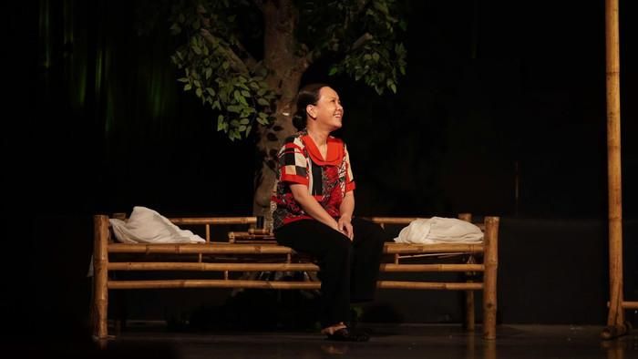 Việt Hương trên sân khấu kịch, nơi cô bắt đầu và gắn bó với nghề diễn. Ảnh: FBNV.