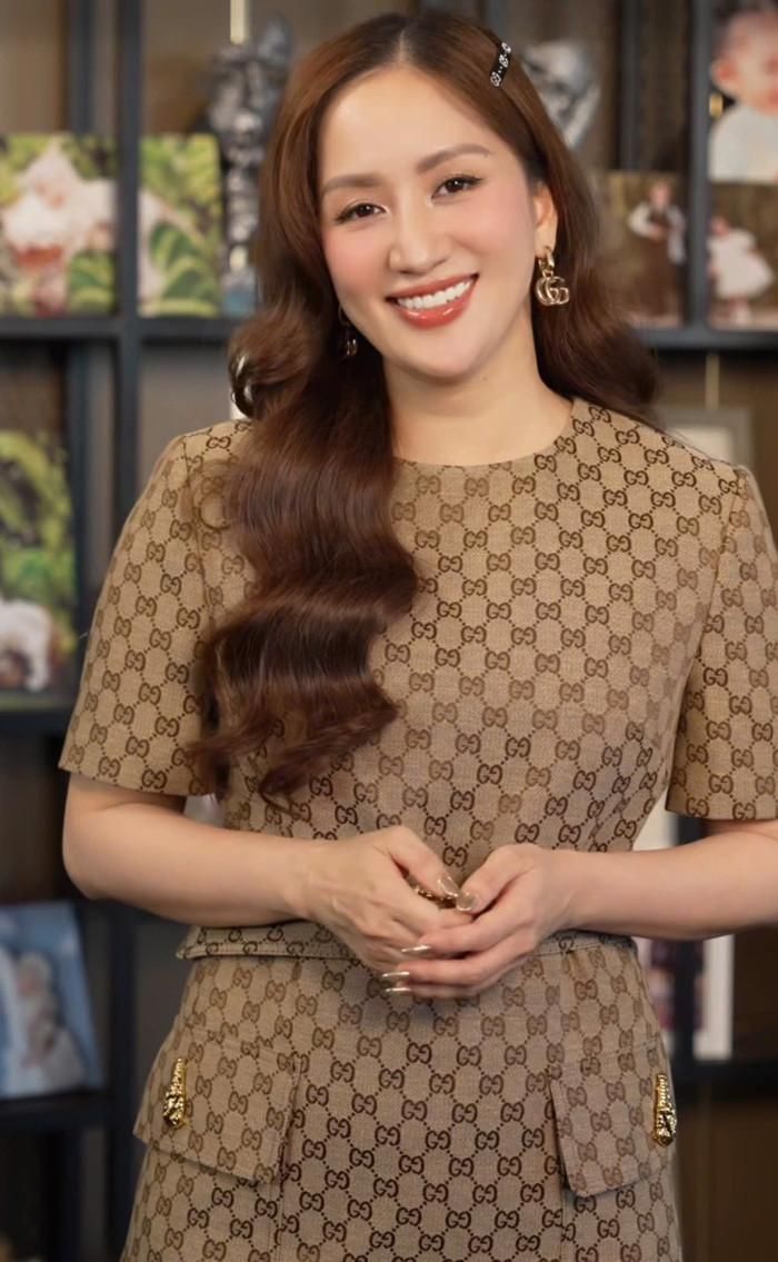 Khánh Thi nhấn mạnh việc biết chọn lọc những điều xứng đáng để giữ lại trong cuộc sống. Ảnh chụp màn hình FBNV