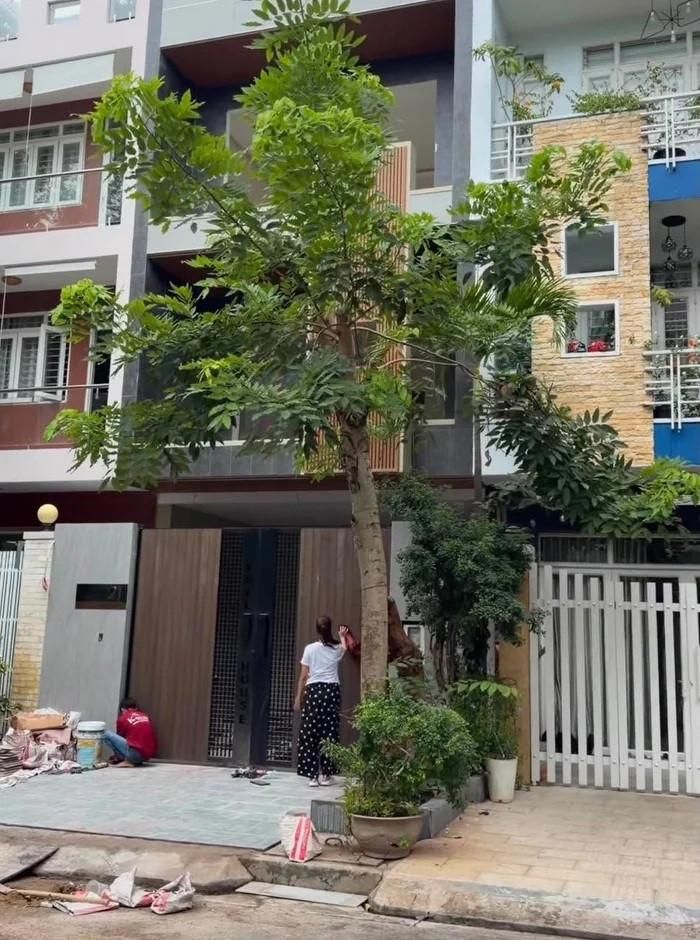 Vợ chồng nghệ sĩ Quang Minh vừa xây xong căn nhà khang trang.