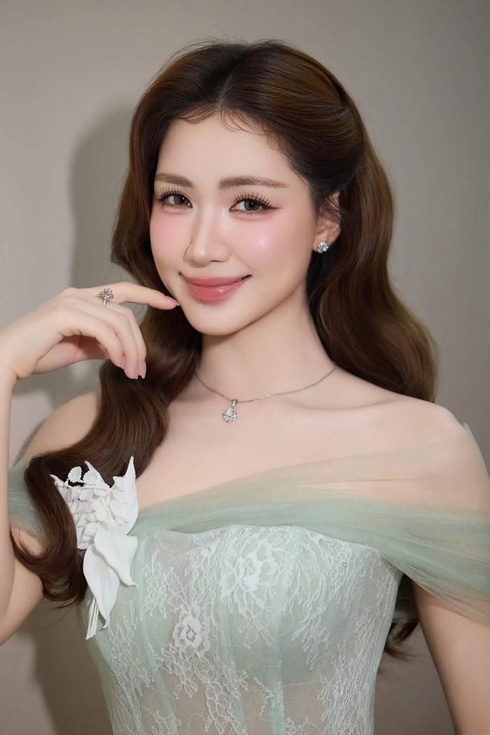 Sau nhiều thăng trầm trong chuyện tình cảm, Hòa Minzy được cho là đang tận hưởng một giai đoạn mới trong cuộc sống. (Ảnh: FBNV) 